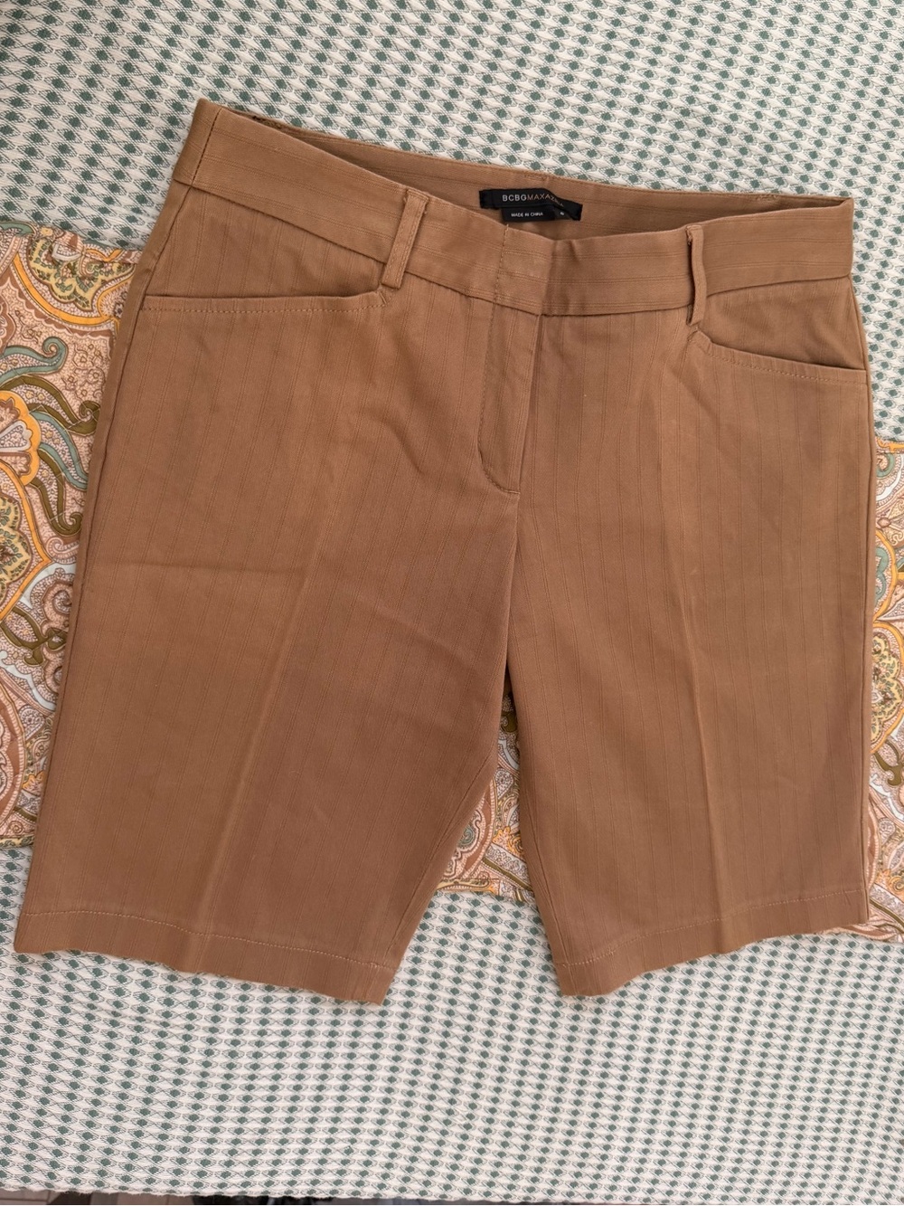 Y2K BCBGMaxazria Beige Women’s Tailored Bermuda Shorts Size 6 Career Dress Short